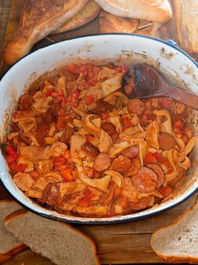 Dobradinha olarak bilinen geleneksel kırsal Brezilya yemekleri. Köy ortamında işkembe, beyaz fasulye ve klasik baharatlarla hazırlandı.