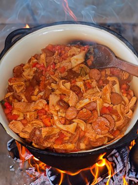 Dobradinha olarak bilinen geleneksel kırsal Brezilya yemekleri. Köy ortamında işkembe, beyaz fasulye ve klasik baharatlarla hazırlandı.