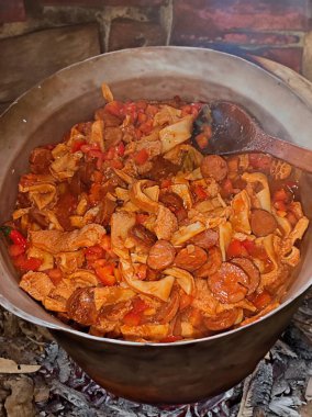 Dobradinha olarak bilinen geleneksel kırsal Brezilya yemekleri. Köy ortamında işkembe, beyaz fasulye ve klasik baharatlarla hazırlandı.