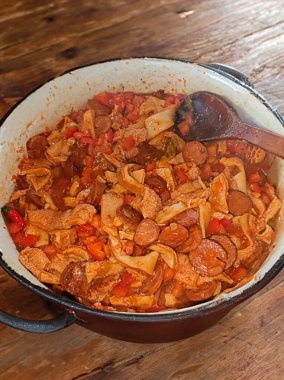 Dobradinha olarak bilinen geleneksel kırsal Brezilya yemekleri. Köy ortamında işkembe, beyaz fasulye ve klasik baharatlarla hazırlandı.