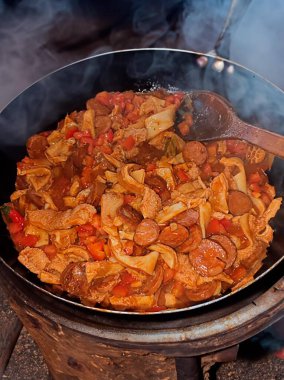 Dobradinha olarak bilinen geleneksel kırsal Brezilya yemekleri. Köy ortamında işkembe, beyaz fasulye ve klasik baharatlarla hazırlandı.