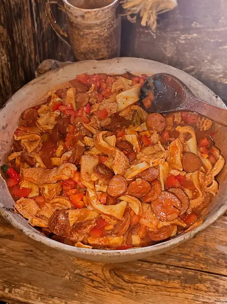 Dobradinha olarak bilinen geleneksel kırsal Brezilya yemekleri. Köy ortamında işkembe, beyaz fasulye ve klasik baharatlarla hazırlandı.