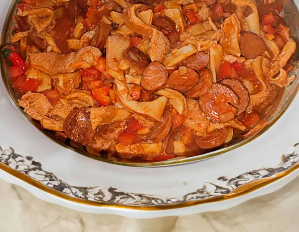 Dobradinha olarak bilinen geleneksel kırsal Brezilya yemekleri. Köy ortamında işkembe, beyaz fasulye ve klasik baharatlarla hazırlandı.