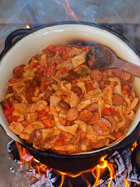 Dobradinha olarak bilinen geleneksel kırsal Brezilya yemekleri. Köy ortamında işkembe, beyaz fasulye ve klasik baharatlarla hazırlandı.