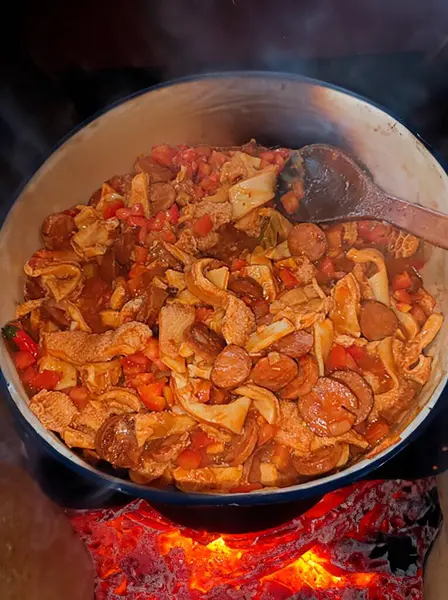 Dobradinha olarak bilinen geleneksel kırsal Brezilya yemekleri. Köy ortamında işkembe, beyaz fasulye ve klasik baharatlarla hazırlandı.