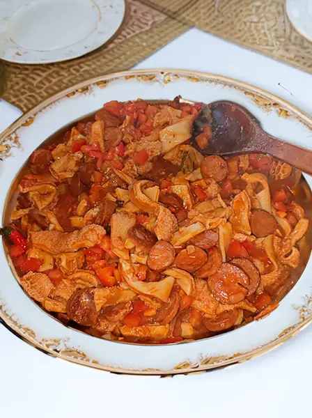 Dobradinha olarak bilinen geleneksel kırsal Brezilya yemekleri. Köy ortamında işkembe, beyaz fasulye ve klasik baharatlarla hazırlandı.