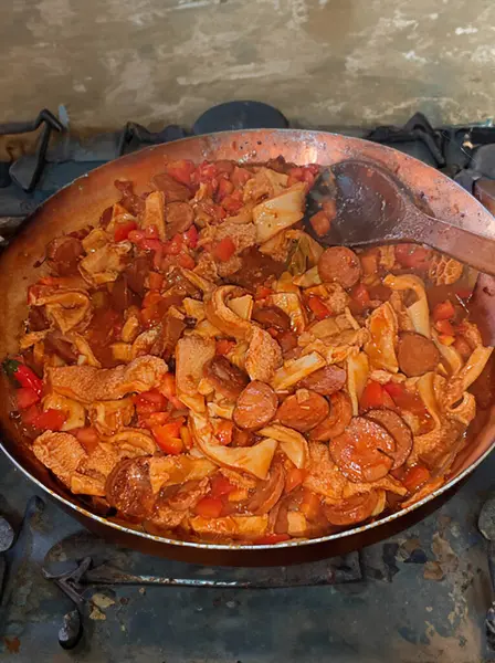 Dobradinha olarak bilinen geleneksel kırsal Brezilya yemekleri. Köy ortamında işkembe, beyaz fasulye ve klasik baharatlarla hazırlandı.