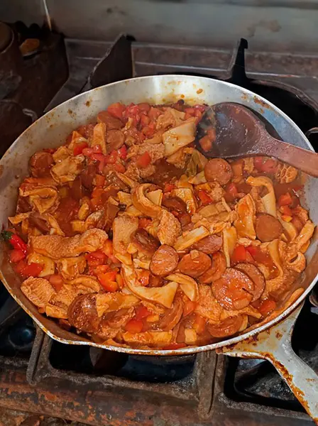 Dobradinha olarak bilinen geleneksel kırsal Brezilya yemekleri. Köy ortamında işkembe, beyaz fasulye ve klasik baharatlarla hazırlandı.