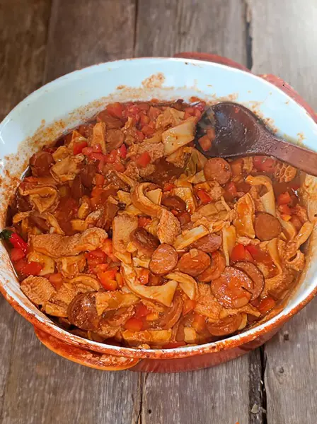 Dobradinha olarak bilinen geleneksel kırsal Brezilya yemekleri. Köy ortamında işkembe, beyaz fasulye ve klasik baharatlarla hazırlandı.