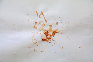 Kan lekelerinin hidrojen peroksitle tanımlanması için adli tıp testi. bilimsel polis