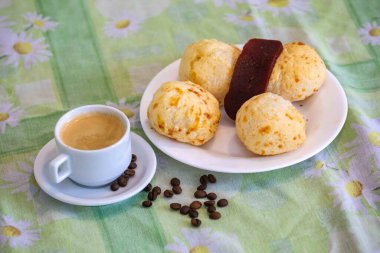 En geleneksel Minas Gerais atıştırmalığı, kahve, peynir ekmeği ve guava ezmesi.