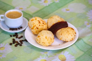 En geleneksel Minas Gerais atıştırmalığı, kahve, peynir ekmeği ve guava ezmesi.