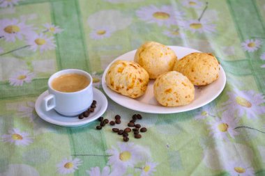 En geleneksel Minas Gerais atıştırmalığı, kahve, peynir ekmeği ve guava ezmesi.