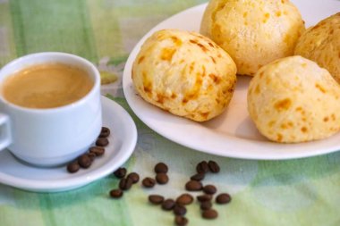 En geleneksel Minas Gerais atıştırmalığı, kahve, peynir ekmeği ve guava ezmesi.