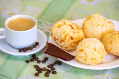 En geleneksel Minas Gerais atıştırmalığı, kahve, peynir ekmeği ve guava ezmesi.