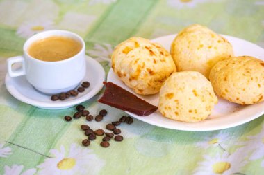 En geleneksel Minas Gerais atıştırmalığı, kahve, peynir ekmeği ve guava ezmesi.