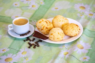 En geleneksel Minas Gerais atıştırmalığı, kahve, peynir ekmeği ve guava ezmesi.