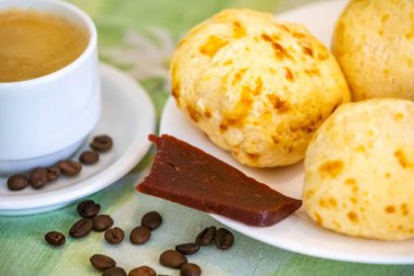 En geleneksel Minas Gerais atıştırmalığı, kahve, peynir ekmeği ve guava ezmesi.