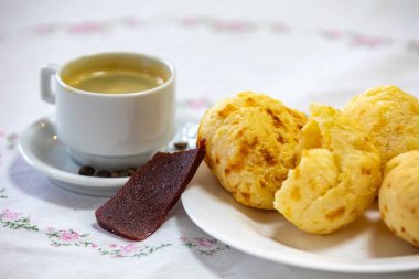 En geleneksel Minas Gerais atıştırmalığı, kahve, peynir ekmeği ve guava ezmesi.