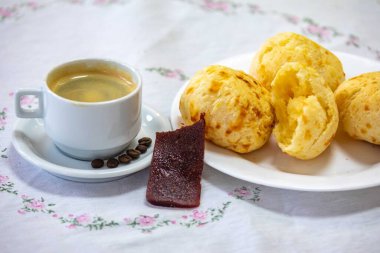 En geleneksel Minas Gerais atıştırmalığı, kahve, peynir ekmeği ve guava ezmesi.