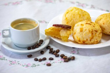 En geleneksel Minas Gerais atıştırmalığı, kahve, peynir ekmeği ve guava ezmesi.