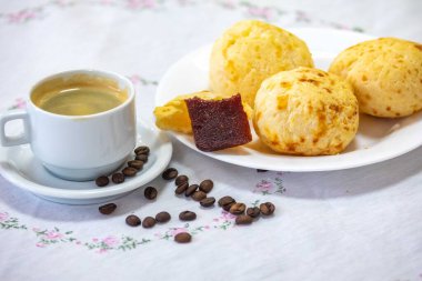 En geleneksel Minas Gerais atıştırmalığı, kahve, peynir ekmeği ve guava ezmesi.