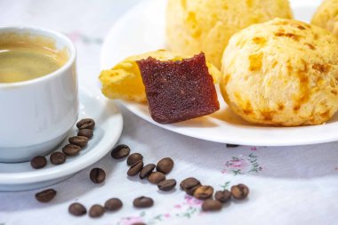 En geleneksel Minas Gerais atıştırmalığı, kahve, peynir ekmeği ve guava ezmesi.