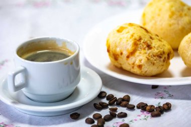 En geleneksel Minas Gerais atıştırmalığı, kahve, peynir ekmeği ve guava ezmesi.