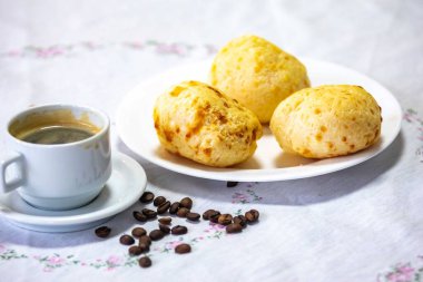 En geleneksel Minas Gerais atıştırmalığı, kahve, peynir ekmeği ve guava ezmesi.