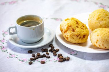 En geleneksel Minas Gerais atıştırmalığı, kahve, peynir ekmeği ve guava ezmesi.