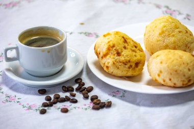 En geleneksel Minas Gerais atıştırmalığı, kahve, peynir ekmeği ve guava ezmesi.