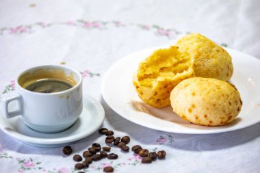 En geleneksel Minas Gerais atıştırmalığı, kahve, peynir ekmeği ve guava ezmesi.