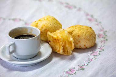 En geleneksel Minas Gerais atıştırmalığı, kahve, peynir ekmeği ve guava ezmesi.