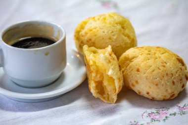 En geleneksel Minas Gerais atıştırmalığı, kahve, peynir ekmeği ve guava ezmesi.