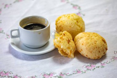 En geleneksel Minas Gerais atıştırmalığı, kahve, peynir ekmeği ve guava ezmesi.