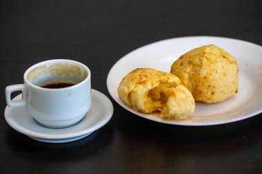 En geleneksel Minas Gerais atıştırmalığı, kahve, peynir ekmeği ve guava ezmesi.