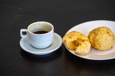 En geleneksel Minas Gerais atıştırmalığı, kahve, peynir ekmeği ve guava ezmesi.