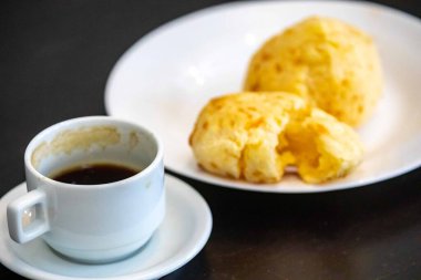 En geleneksel Minas Gerais atıştırmalığı, kahve, peynir ekmeği ve guava ezmesi.