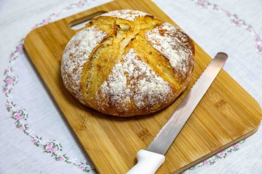 Doğal mayalanması, gerçek yiyeceği, atalarından kalma, eski ve ev yapımı zanaatkar yemekleri olan kırsal İtalyan ekmeği.