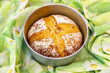 Doğal mayalanması, gerçek yiyeceği, atalarından kalma, eski ve ev yapımı zanaatkar yemekleri olan kırsal İtalyan ekmeği.