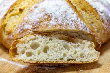 Doğal mayalanması, gerçek yiyeceği, atalarından kalma, eski ve ev yapımı zanaatkar yemekleri olan kırsal İtalyan ekmeği.