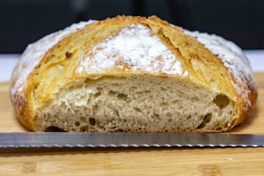 Doğal mayalanması, gerçek yiyeceği, atalarından kalma, eski ve ev yapımı zanaatkar yemekleri olan kırsal İtalyan ekmeği.