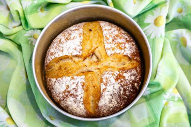 Doğal mayalanması, gerçek yiyeceği, atalarından kalma, eski ve ev yapımı zanaatkar yemekleri olan kırsal İtalyan ekmeği.