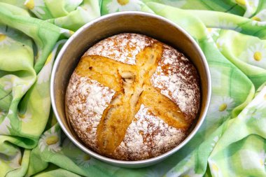Doğal mayalanması, gerçek yiyeceği, atalarından kalma, eski ve ev yapımı zanaatkar yemekleri olan kırsal İtalyan ekmeği.