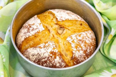 Doğal mayalanması, gerçek yiyeceği, atalarından kalma, eski ve ev yapımı zanaatkar yemekleri olan kırsal İtalyan ekmeği.