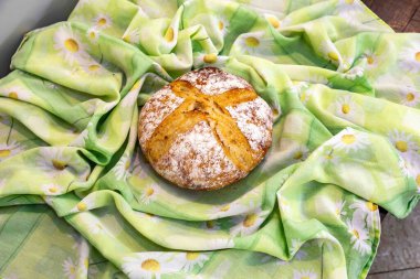 Doğal mayalanması, gerçek yiyeceği, atalarından kalma, eski ve ev yapımı zanaatkar yemekleri olan kırsal İtalyan ekmeği.