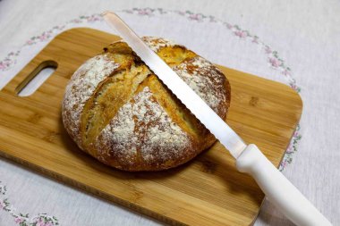 Doğal mayalanması, gerçek yiyeceği, atalarından kalma, eski ve ev yapımı zanaatkar yemekleri olan kırsal İtalyan ekmeği.