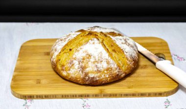 Doğal mayalanması, gerçek yiyeceği, atalarından kalma, eski ve ev yapımı zanaatkar yemekleri olan kırsal İtalyan ekmeği.