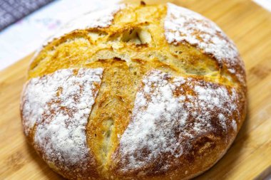 Doğal mayalanması, gerçek yiyeceği, atalarından kalma, eski ve ev yapımı zanaatkar yemekleri olan kırsal İtalyan ekmeği.