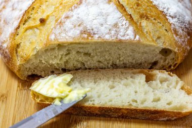 Doğal mayalanması, gerçek yiyeceği, atalarından kalma, eski ve ev yapımı zanaatkar yemekleri olan kırsal İtalyan ekmeği.